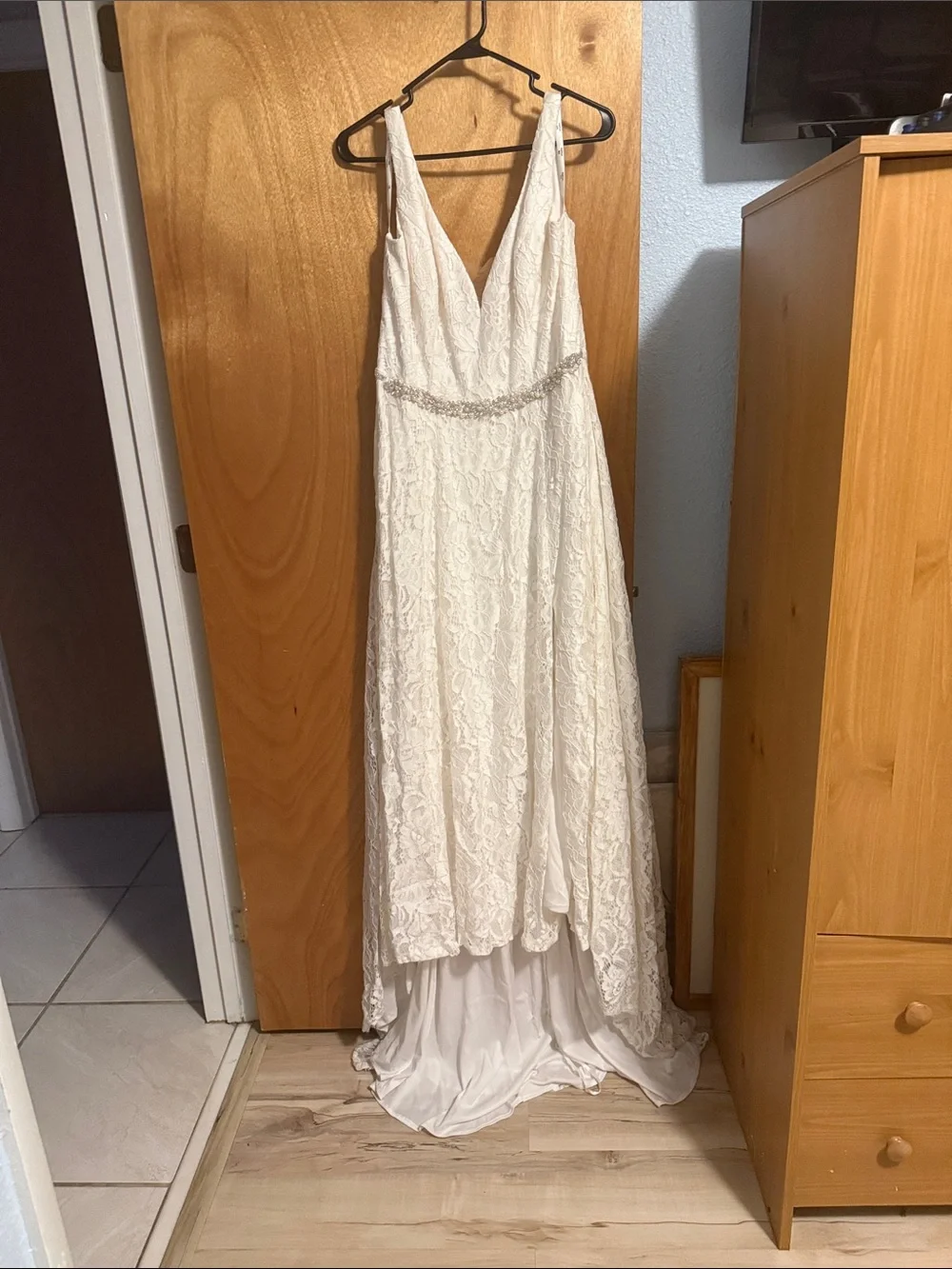 David's Bridal Ivory Lace V-Neck Wedding Dress with Beaded Waist - Picture 1 of 3